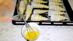 ВКУСНЫЕ ТРУБОЧКИ ИЗ СЛОЕНОГО ТЕСТА С ЗАВАРНЫМ КРЕМОМ