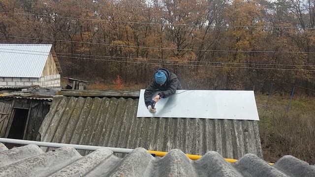 Монтаж конька на курятник деревенские будни \ #Жизнь_в_деревне смотреть онлайн