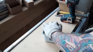 Подготовка металлической распределительной коробки для монтажа электрики.