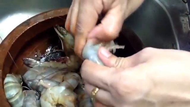 How to clean prawns properly Как правильно чистить креветки Cómo limpiar bien las gambas ചെമ്മീൻ