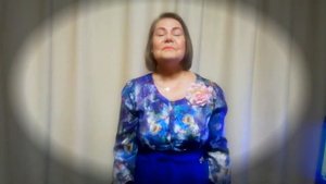 Песню "Любовь за 60" исполняет Елена Симонова