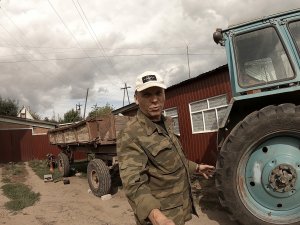 Замена резины на тракторной телеге. Смазываем подшипник. Цена на резину 2022 год. #трактор #резина