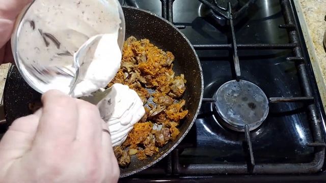 Куриные сердечки тушеные со сметаной.