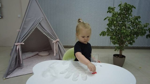 Давай сделаем курочку. Кира с мамой и папой делает поделку-курочку смотреть онлайн