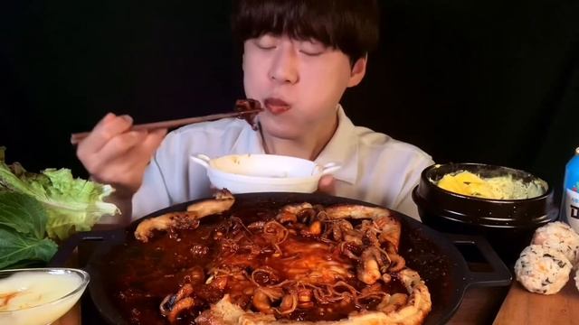 SUB)소곱창쭈꾸미 먹방 ASMR 소곱창이 매콤한 쭈꾸미볶음에!?? KOREAN BEEF TRIPE & WEBFOOT OCTOPUS MUKBANG смотреть онлайн
