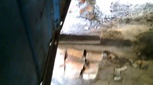 Металлический гараж был поднят на опоры из кирпича для дальнейшей закладки