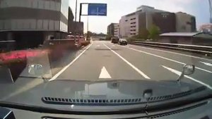 Парня сбила машина, а он дальше побежал.