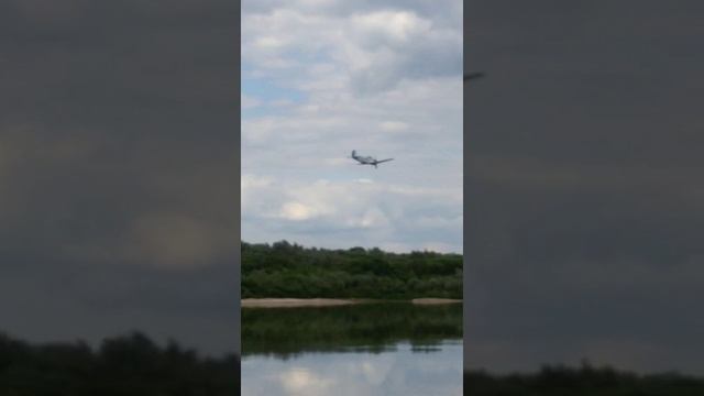 Низколетящий Самолёт Над Рекой Окой