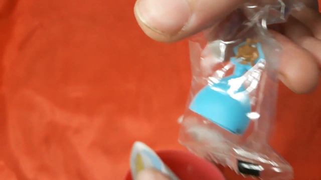 Распаковка пластикового яйца