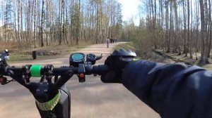 #электросамокат катаемся в парке в хорошую погоду.
