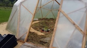 Купольная теплица, замеряем разницу температуры внутри и снаружи, при открытой двери