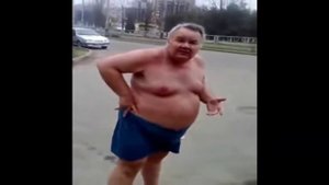 Пьяный мужик упал