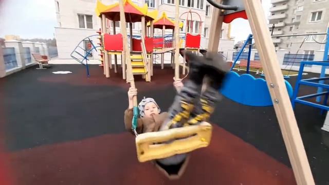 Быстро качаюсь на качелях