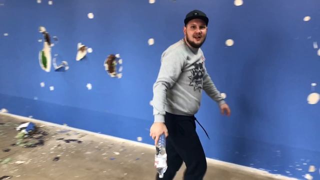 Разрушение стены различными способами Бутылки Ноги Руки Визитки! Готовим новую площадь R2V! смотреть онлайн