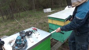 Установка магазина для пчёл, с мини рамками для сотового мёда, на Владимирский улей лежак с пчёлами