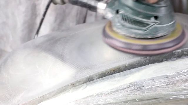 Polishing the headlights of a Mercedes Sprinter car смотреть онлайн