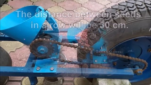 Высевающий аппарат кукурузной сеялки точного высева/The sowing device for a precision seeder. смотреть онлайн