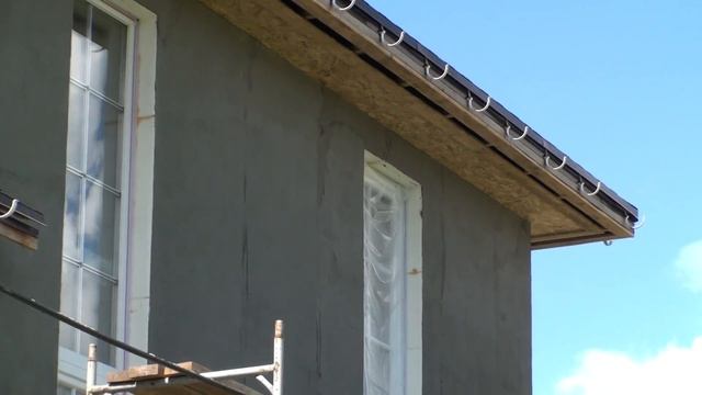 Мокрый фасад на пенопласте, рабочий втапливает фасадную сетку в клей Церезит СТ 85 смотреть онлайн