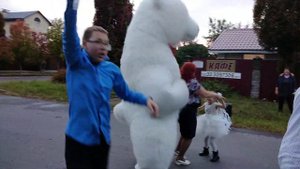 медведь пришёл на день рождения