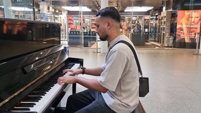 I played Nier Automata on public piano - Weight Of The World смотреть онлайн