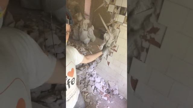 Демонтаж плитки в хрущёвке / dismantling of tiles in an old apartment