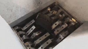 Двухвальный шредер для автомобильных покрышек