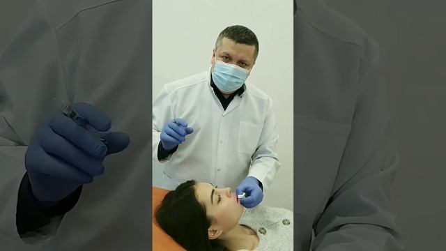 Увеличение губ филлерами на основе гиалуроновой кислоты.