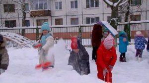 Что такое зима? Детская прогулка по снегу.