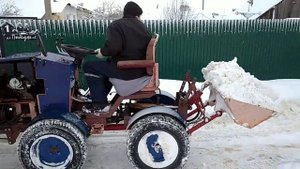 Чистим снег самодельным трактором.