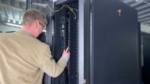 Монтаж вертикального блока розеток PDU на лоток для крепления ZERO-Unit аксессуаров NTSS