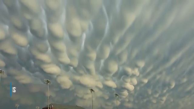 Если вы увидите ТАКИЕ облака в небе, будьте предельно ОСТОРОЖНЫ - опасные облака Мамматус смотреть онлайн