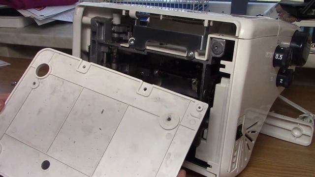 Как почистить и смазать плоскошовную машину Janome CoverPro 2