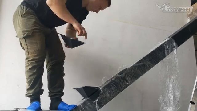 Монтаж  лестницы на монокосоуре со стеклянным ограждением