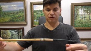 Веерная кисть для фактуры и тонкая кисть для деталей.