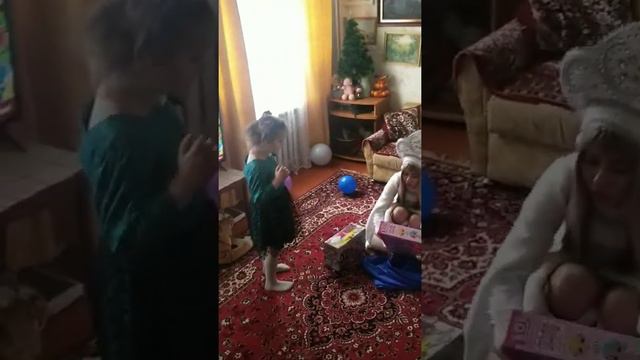 В гостях Снегурочка и Дедушка Мороз, пришли поздравить Анютку с Новым 2021 годом. смотреть онлайн