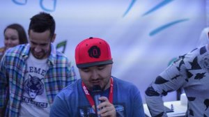 Кураж Бомбей . Переводчик. AFP