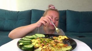 МУКБАНГ ОМЛЕТ ИЗ ВСЕГО, ЧТО БЫЛО В ХОЛОДИЛЬНИКЕ,КАБАЧКИ/MUKBANG еда на камеру/Домашняяя еда/не АСМР