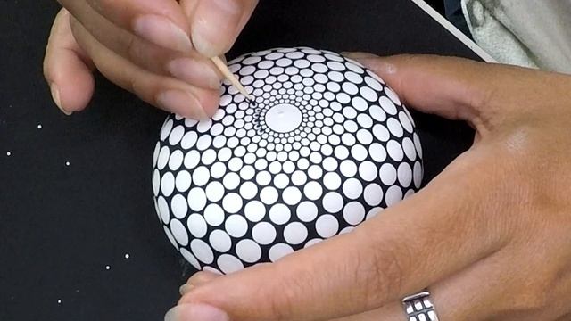 VERY EASY Black & White Mandala Stone / Rock Tutorial - Step By Step Guide смотреть онлайн
