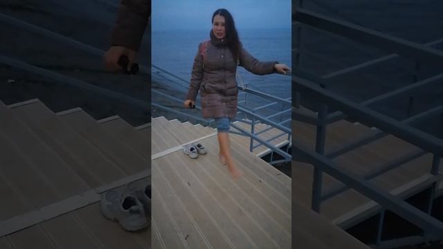 Сейчас очень важно вспомнить о разумной несерьёзности. И по земле босиком тоже очень здорово ходить