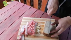 "Хлеб жареный с грудинкой" на огне, вкус детства, рецепт от кулинара в деревне