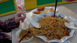 КИТАЙ СУНЬФЭНЬХЭ МАРТ 2018 ОБЕД В ЛАПШИЧНОЙ 4-Х ЭТАЖКА ПОСТЕЛЬНОЕ БЕЛЬЕ