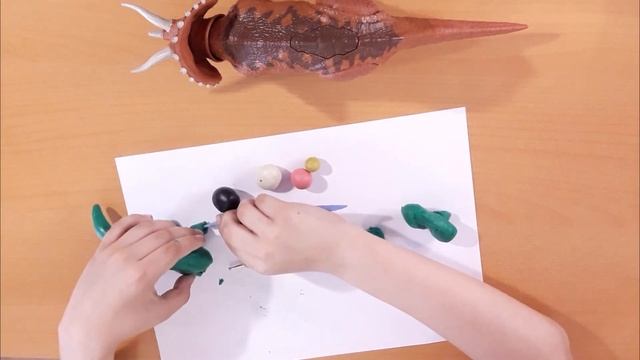 Как слепить трицератопса из пластилина.