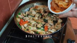 Свинина с кимчи и перцем чили корейская кухня Kkwarigochu stir fried pork with chili 꽈리고추