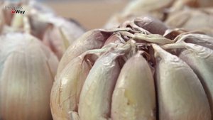 УКРУПНЯЕМ ГОЛОВКИ ЧЕСНОКА В ИЮНЕ! ПОЛЕЙТЕ ТАК ЧЕСНОК В ИЮНЕ И УРОЖАЙ ВАС ОЧЕНЬ ПОРАДУЕТ УРОЖАЕМ !