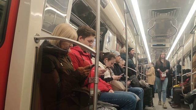 гитарист играет на гитаре и поëт в метровагоне юбилейном #спб #транспорт #метро #музыка смотреть онлайн