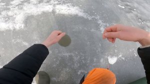 Ловля плотвы весной | Экстремальный заход на лёд.