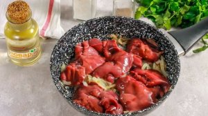 Куриная печень с сельдереем, яблоком и луком