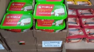 В магазине "Светофор": колбаса, конфеты, пангасиус, брусника с сахаром, руккола, зелень, орехи