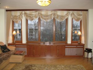 Красивое цветное окно в гостиной у Марины Аркадиевны из Матвеевки.