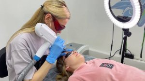 Удаляем некачественный татуаж.